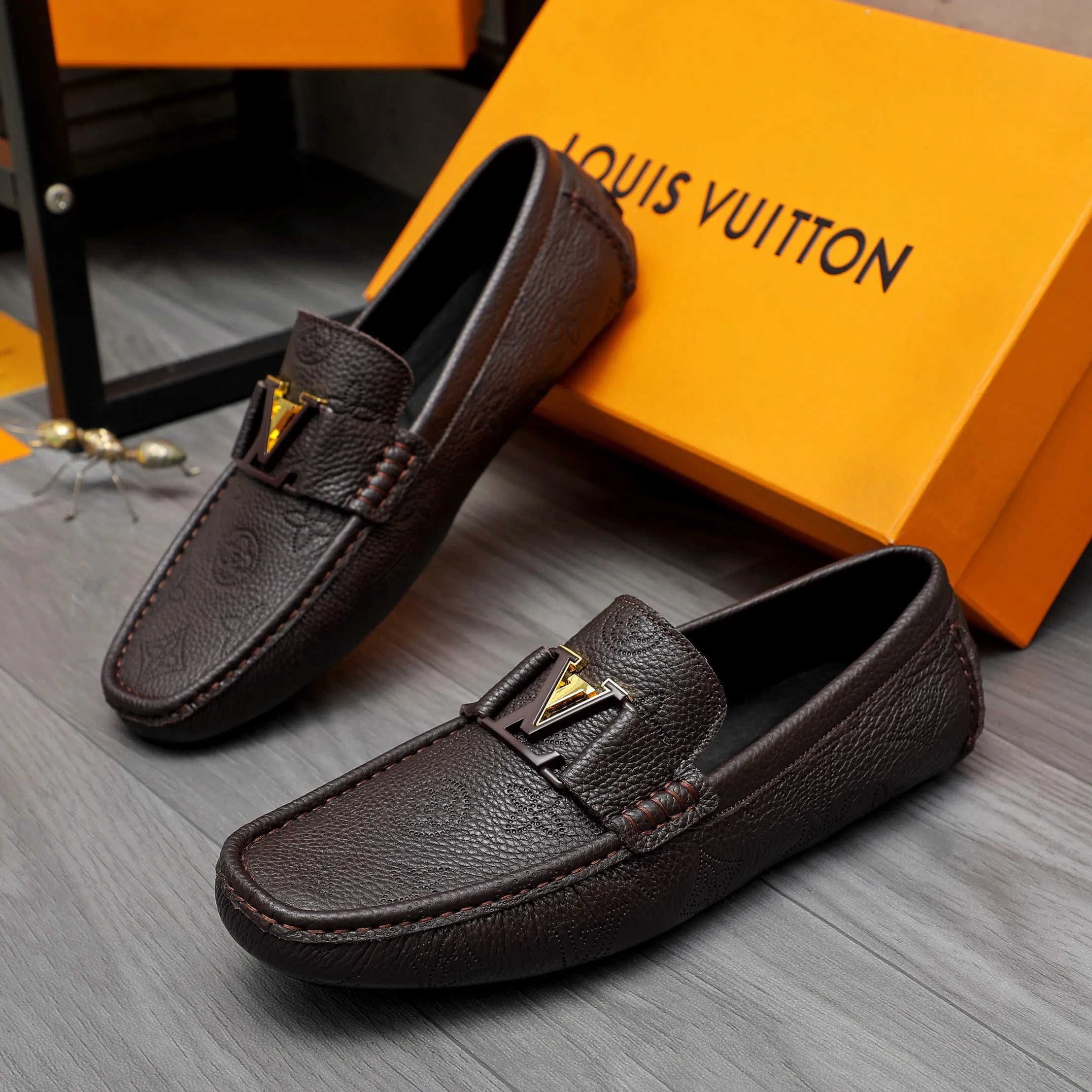 Men's shoes 💰400 Product trademark: LV "Louis Vuitton" business slip-on leather shoes Regular size: 38-45 (45 is custom-made and non-returnable) Product materials: Selected high-quality cowhide embossed upper, pigskin lining, rubber outsole